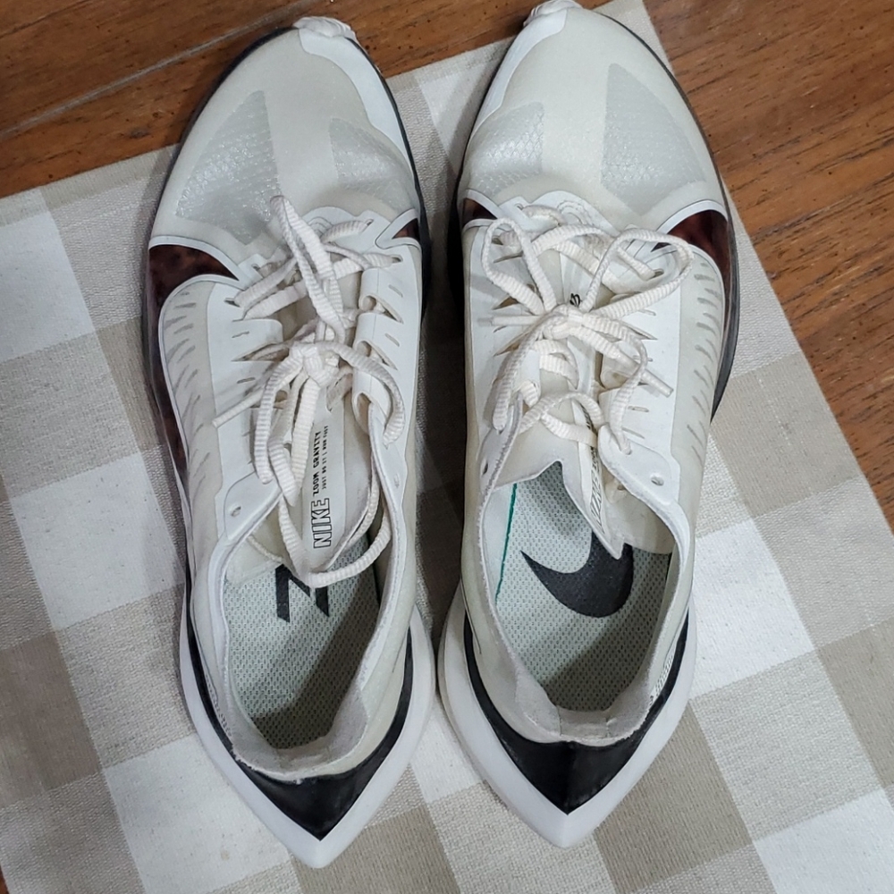 Nike - Picture 4 of 7